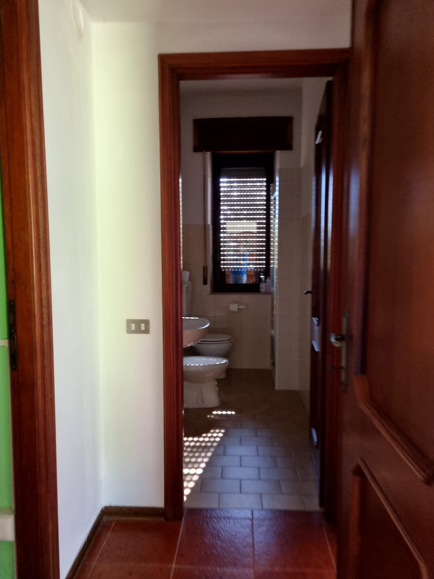 Doorkijk naar een badkamer met sanitair