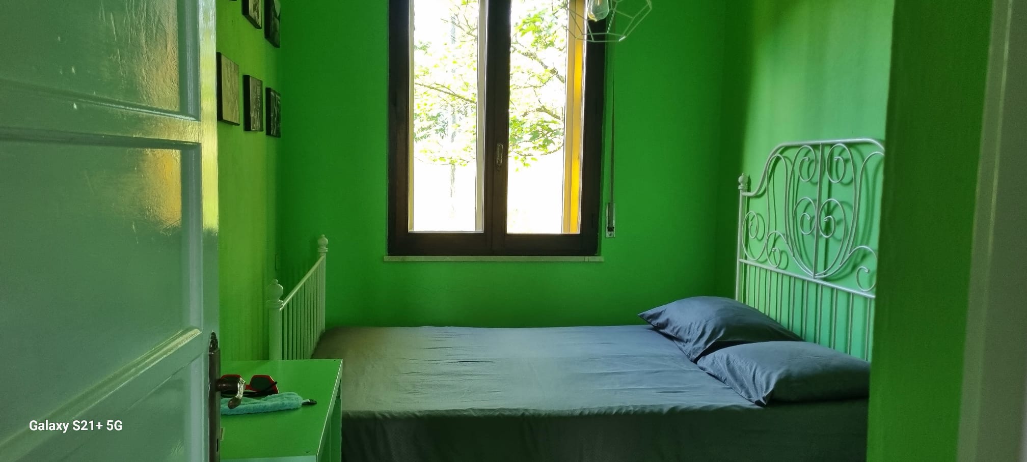 Groene slaapkamer met twijfelaar en daglicht