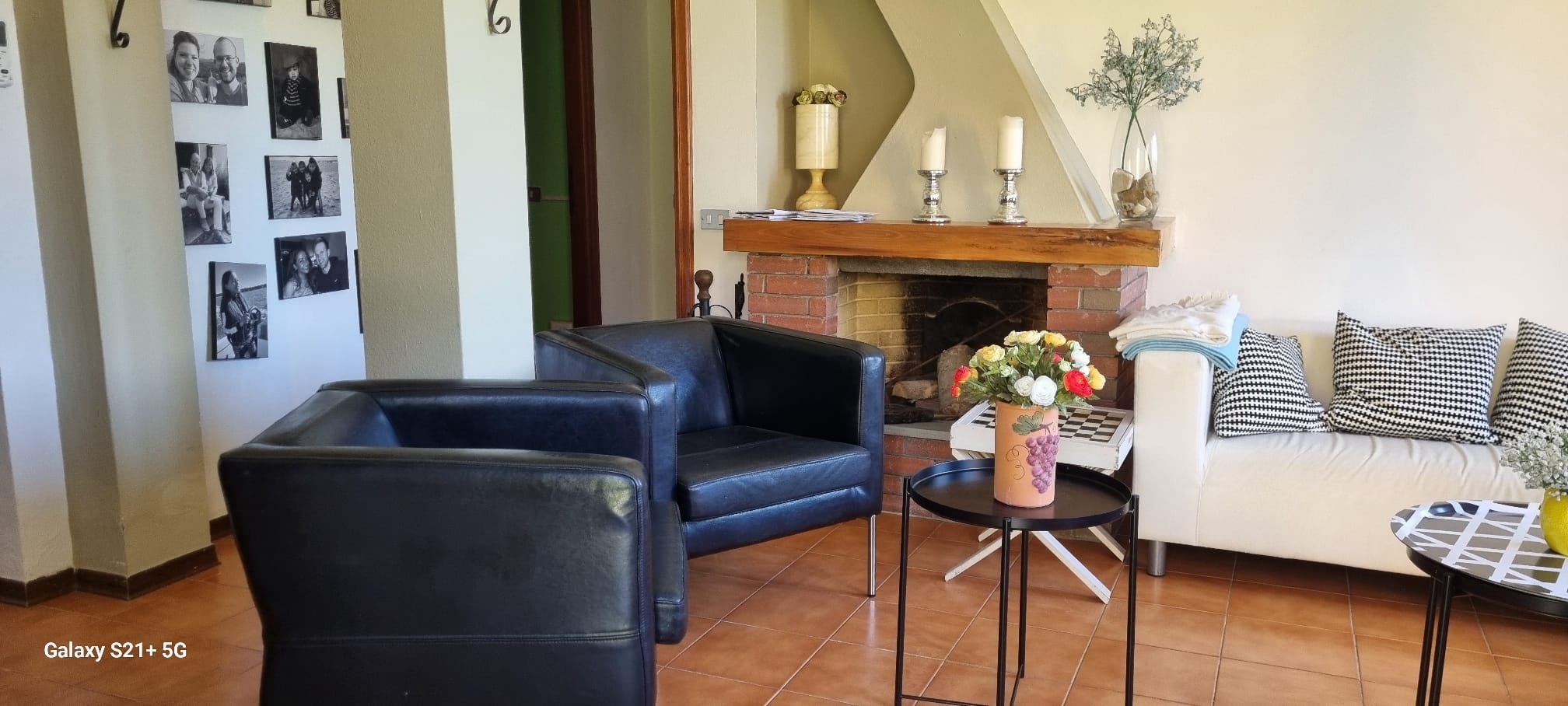 Woonkamer met open haard en zithoek